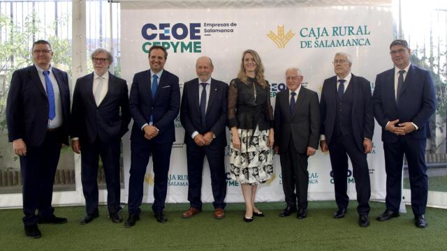 Premiados CEOE Cepyme Salamanca 2025 junto a  la presidenta de Cepyme, Ángela de Miguel; y el presidente de CEOE Castilla y León, Santiago Aparicio.