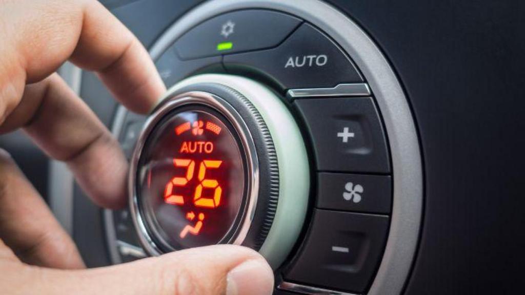 Esto es lo que tarda en enfriarse un coche que está al sol: el consejo para bajar la temperatura en segundos