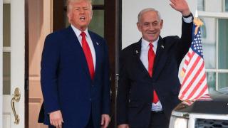 Trump habla mientras Netanyahu saluda tras una reunión en la Casa Blanca, el 7 de abril de 2025.