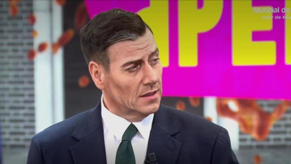 Carlos Latre pariodia a Pedro Sánchez en 'El programa de Ana Rosa'.