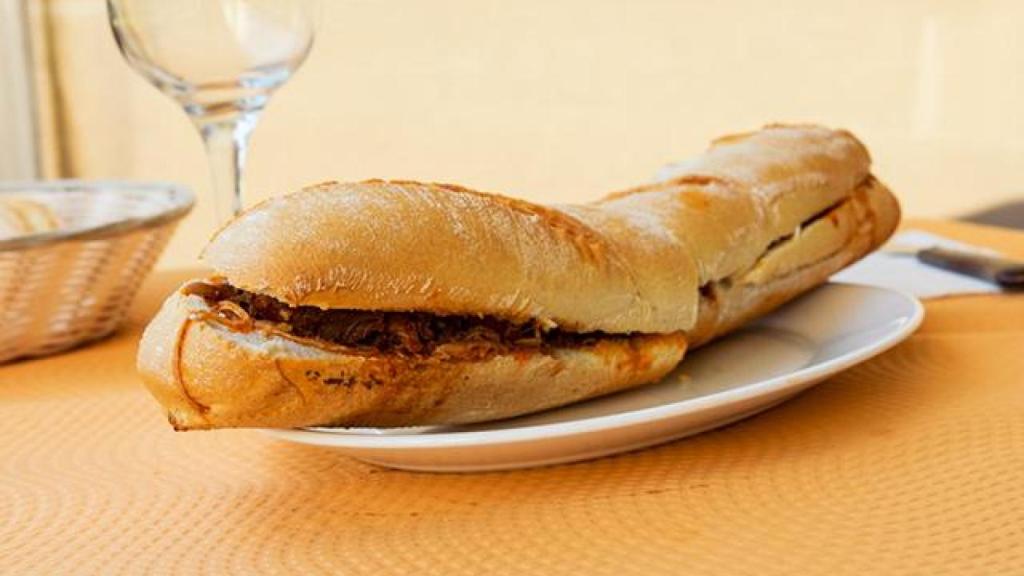 El bocadillo que ha alimentado a malagueños y visitantes durante más de dos siglos
