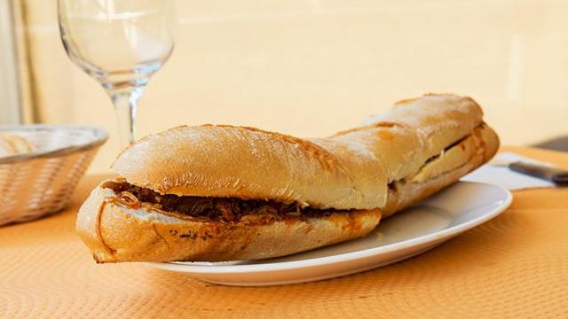 El bocadillo que ha alimentado a malagueños y visitantes durante más de dos siglos