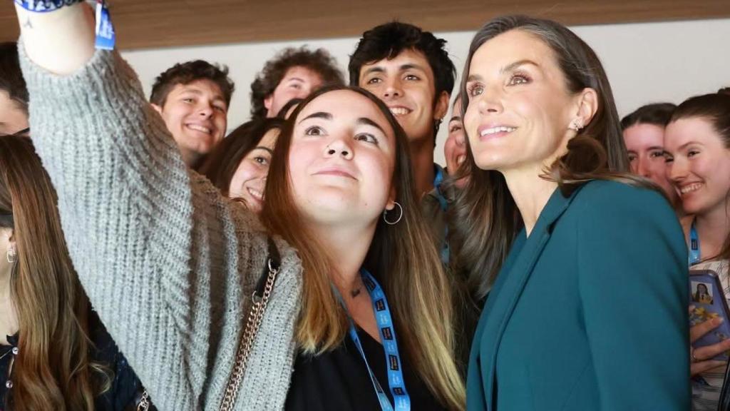 La reina Letizia haciéndose un 'selfie' en un acto en León el pasado abril.