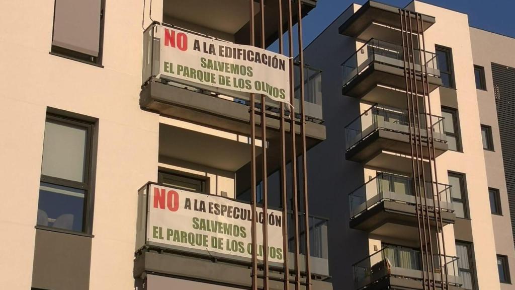 Pancartas de vecinos del barrio contra la construcción.