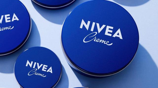 Latas de crema Nivea.