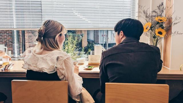 Una pareja disfrutando de una cita.