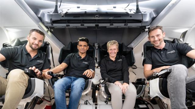 Los astronautas de la misión Ax-4 (de izqda a dcha) Tibor Kapu, Shubhanshu Shukla, Peggy Whitson y Sławosz Uznański-Wiśniewsk.