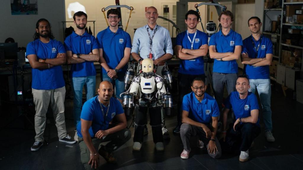 El robot humanoide iRonCub3 y su equipo de creadores.