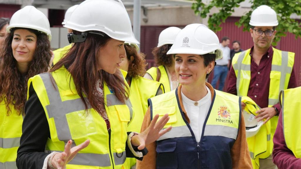 La ministra de Vivienda y Agenda Urbana, Isabel Rodríguez (d), y la conselleira de Vivienda, María M. Allegue (i), este jueves en Santiago.