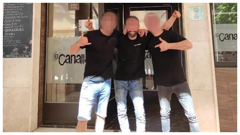 David en la puerta de su bar 'El Canalla'.