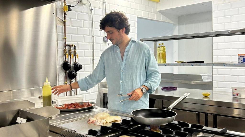 Alberto en la cocina de su restaurante Sa Sal antes de que fuera incendiado.