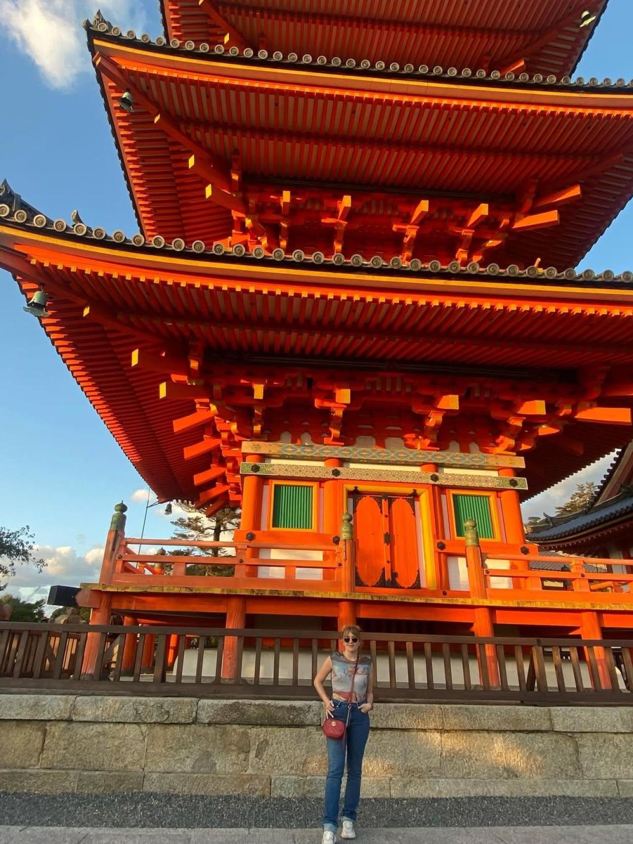 Rocío Naranjo posando delante de una pagoda en Tokio.