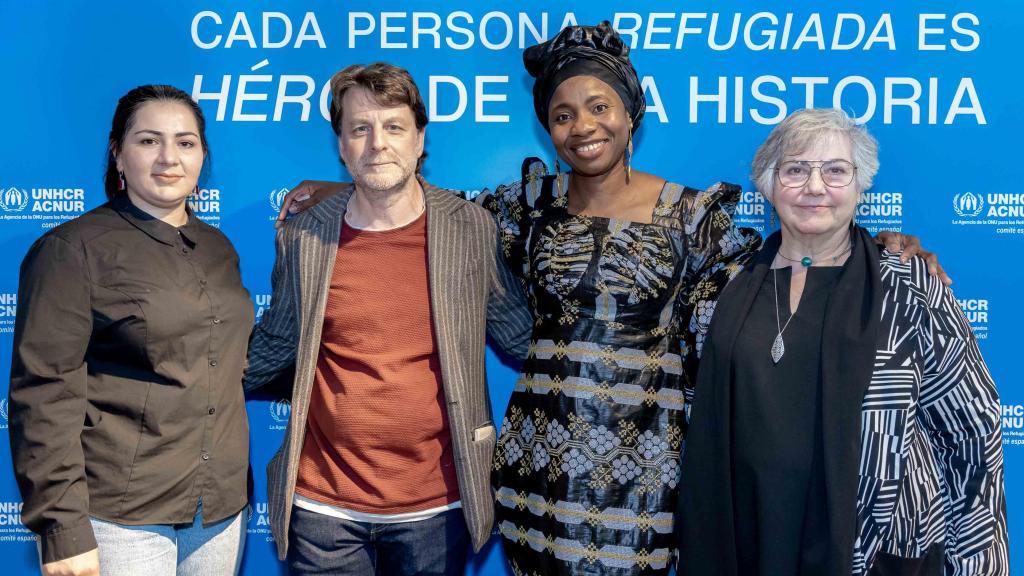 De izquierda a derecha, Khadija Amin, periodista afgana; Ramiro Ribeiro, profesor que ha testado a favor de ACNUR; Aminata Soucko, activista contra la mutilación genital femenina procedente de Mali; y Elena Asensio, que también ha testado a favor de ACNUR. Amin y Soucko son protagonistas de la campaña 'Héroes'.