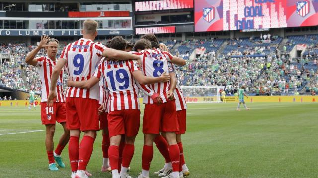 Los jugadores del Atlético de Madrid celebran uno de los goles de Pablo Barrios al Seattle Sounders