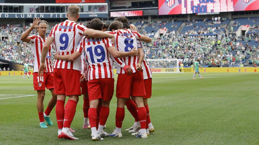 Los jugadores del Atlético de Madrid celebran uno de los goles de Pablo Barrios al Seattle Sounders