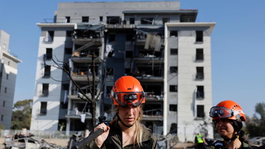 Un edificio en Beersheba dañado por el misil iraní que impactó este viernes.