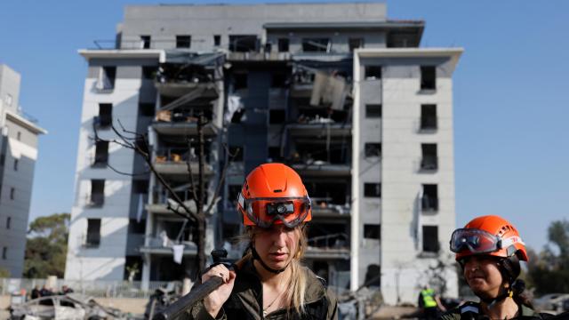 Un edificio en Beersheba dañado por el misil iraní que impactó este viernes.