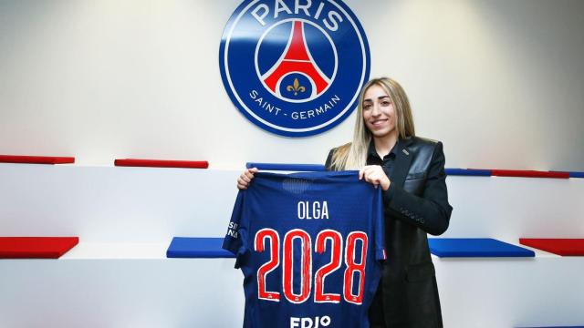 Olga Carmona posa con la camiseta del PSG.