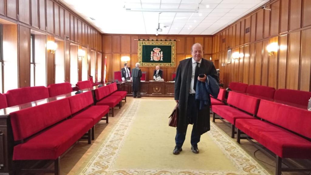 Moraleda, con su maletín tras una vista en el Tribunal Superior de Justicia de Albacete a primeros de este mes.
