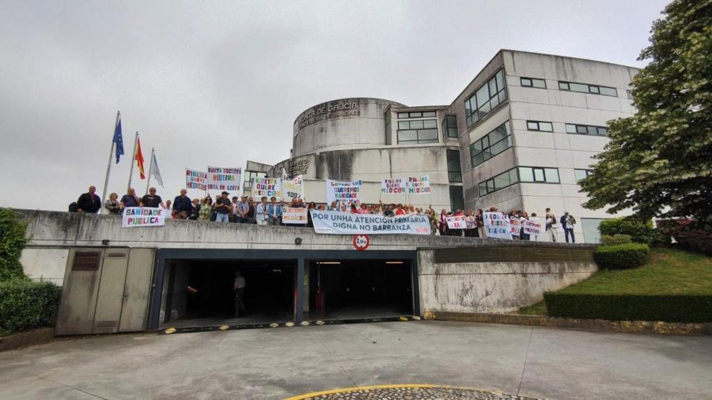 Instante de la concentración en la sede del Sergas.