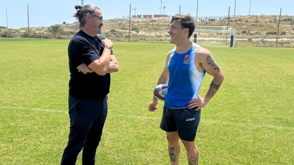 Darblade junto a un miembro de la selección española de rugby.