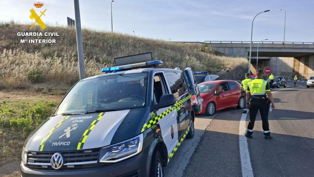 Agentes de la Guardia Civil de Tráfico junto al vehículo interceptado
