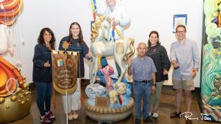 La comisión de Sèneca - Autobusos con el premio al ninot indultat.