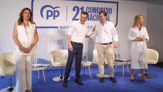 La alcaldesa de Zaragoza, Natalia Chueca, el presidente de la Junta de Andalucía, Juan Manuel Moreno, el presidente de la Junta de Castilla y León, Alfonso Fernández Mañueco y la eurodiputada Alma Ezcurra, durante la presentación de la ponencia política del XXI Congreso Nacional del PP, el pasado martes en Sevilla