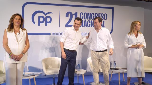 La alcaldesa de Zaragoza, Natalia Chueca, el presidente de la Junta de Andalucía, Juan Manuel Moreno, el presidente de la Junta de Castilla y León, Alfonso Fernández Mañueco y la eurodiputada Alma Ezcurra, durante la presentación de la ponencia política del XXI Congreso Nacional del PP, el pasado martes en Sevilla