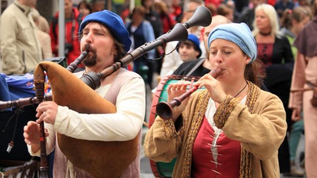 Dos músicos en un mercado medieval