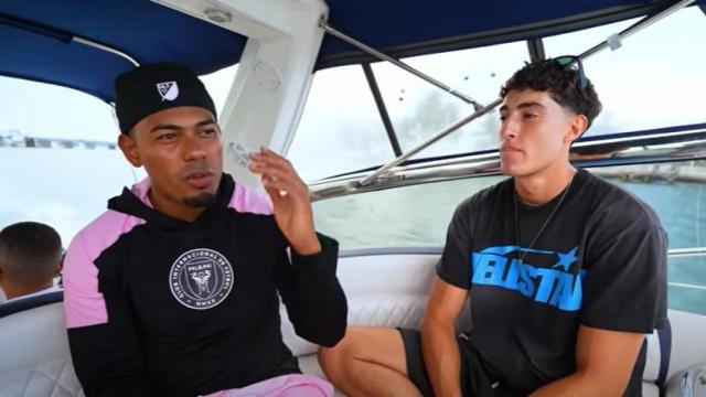 Myke Towers y YoSoyPlex en Estados Unidos durante la tercera vuelta al mundo del youtuber