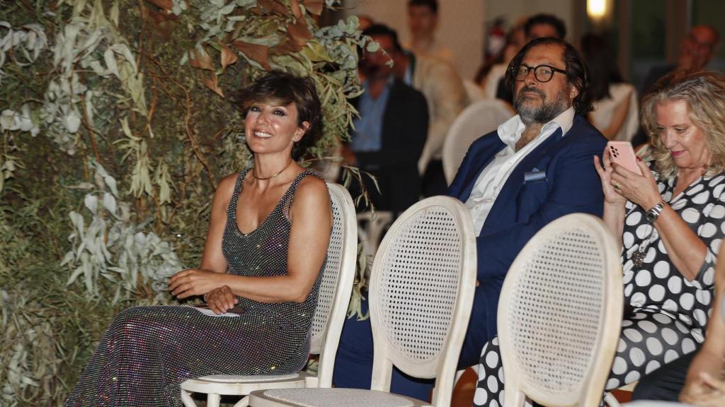 Sonsoles Ónega, junto a su pareja, Juan, sentado éste detrás de ella.