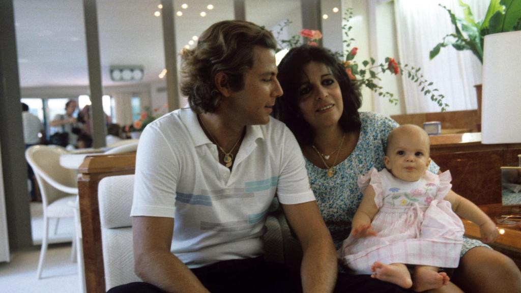 La heredera contrajo matrimonio con Thierry Roussel, padre de su única hija Athina, en 1984.