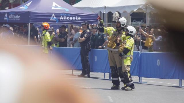 Efectivos de bomberos y policías durante la mascletà de ayer en Alicante.