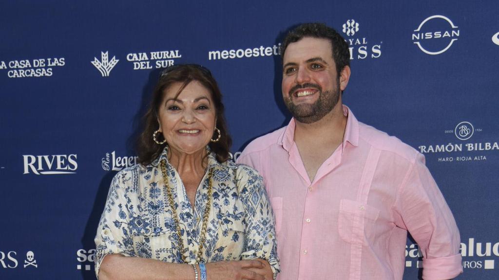 Charo Reina con su hijo Fran en un acto público.