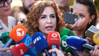 María Jesús Montero, este viernes en Sevilla tras la pitada, atiende a los medios de comunicación.