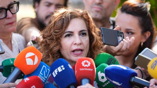 María Jesús Montero, este viernes en Sevilla tras la pitada, atiende a los medios de comunicación.