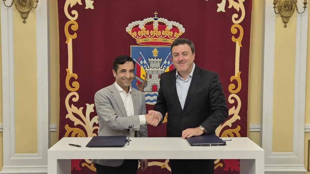 Imagen de la firma de los convenios.