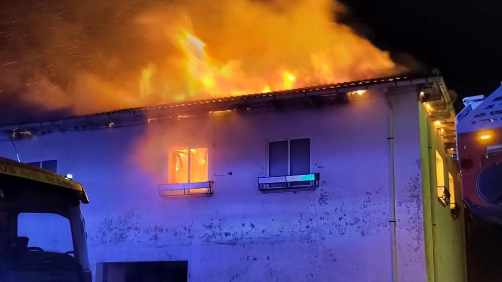 Las llamas que se han desatado en una vivienda de Chozas de Arriba