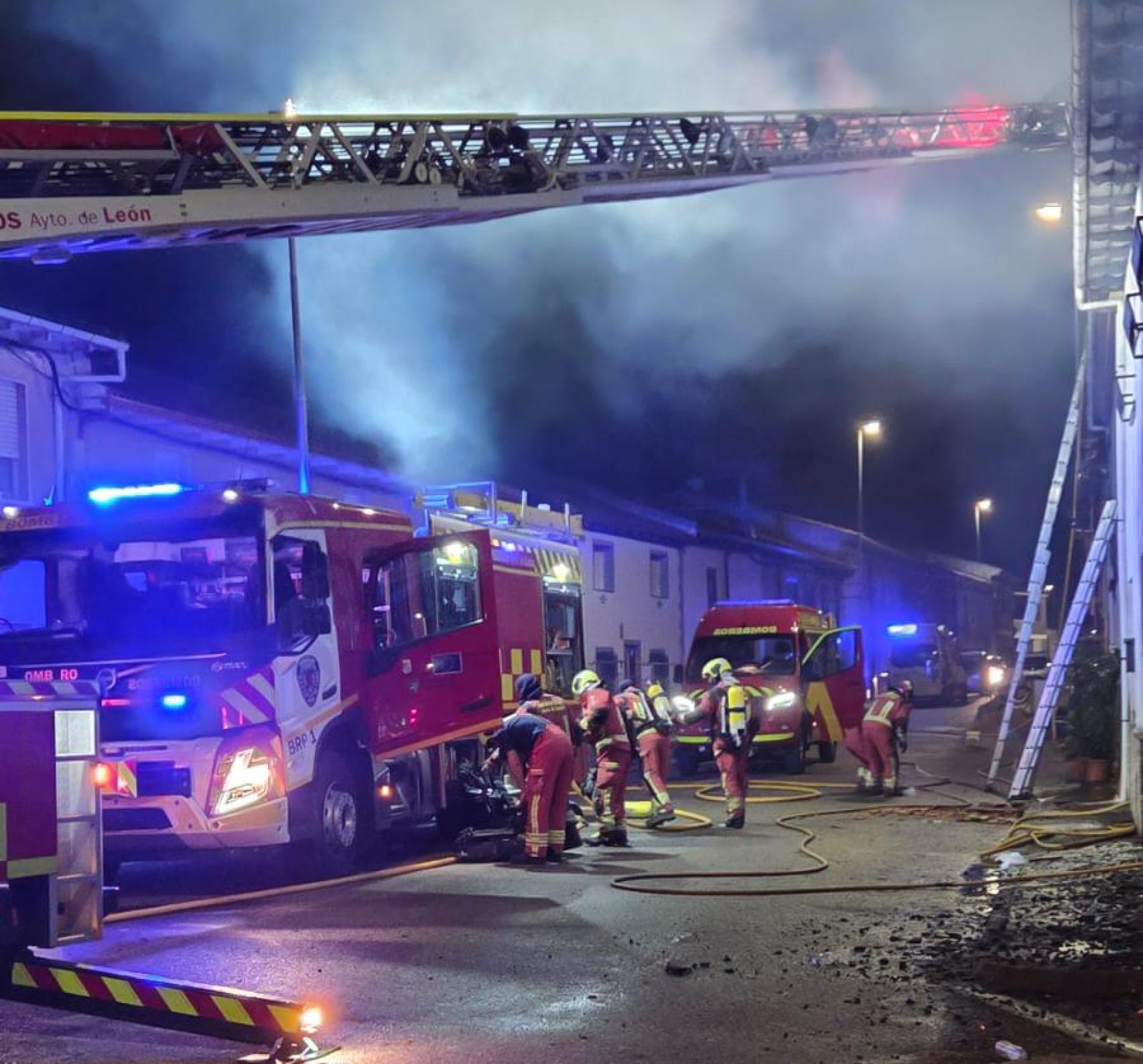 Los Bomberos sofocando las llamas