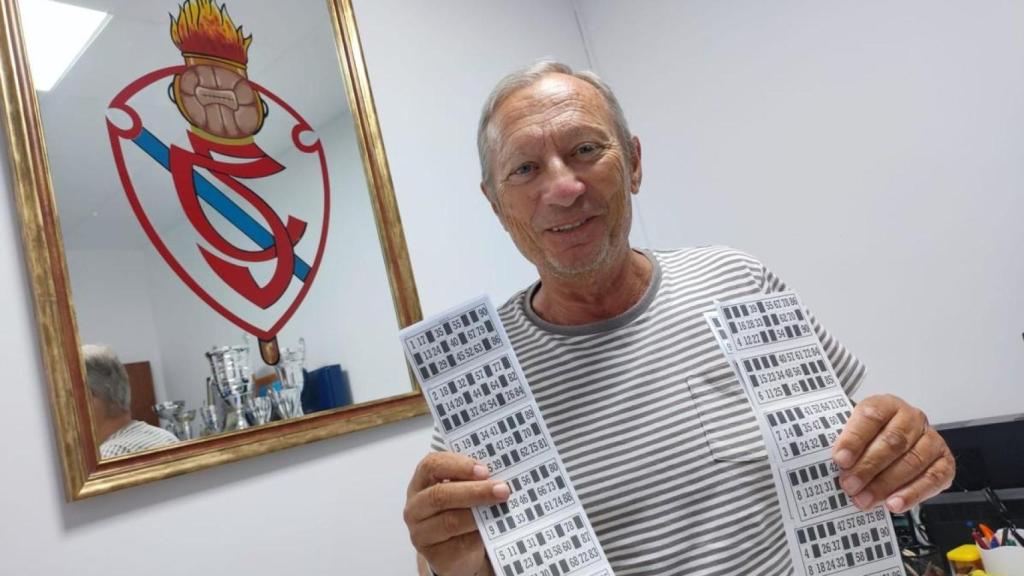 Ángel Rodríguez, organizador del bingo del Sporting Coruñés, con cartones del bingo en la sede del club.