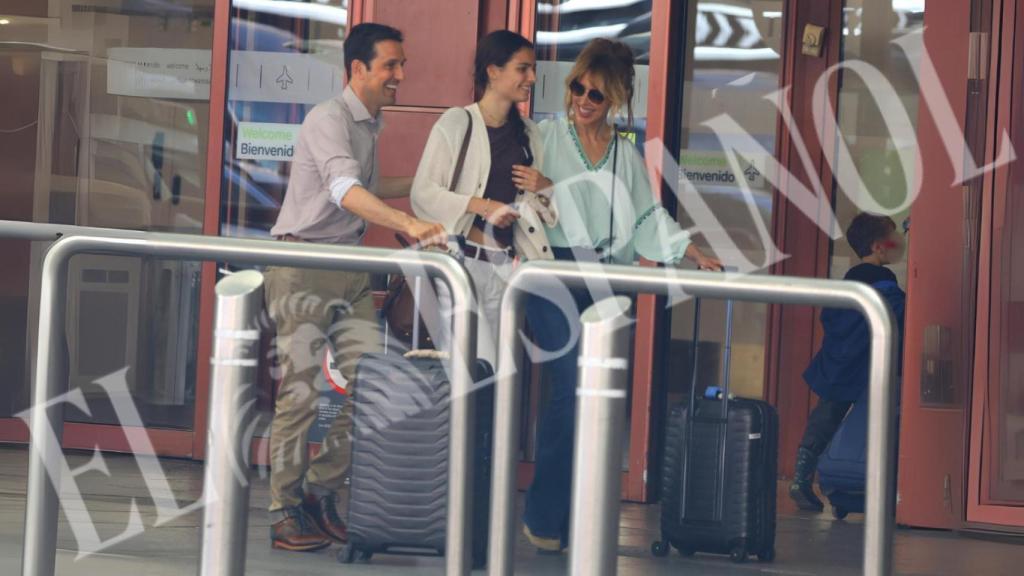 Emma García y su marido arrastran el equipaje de su hija Uxue mientras se dirigen al aparcamiento del aeropuerto.