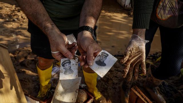 Fotografías dañadas por el barro de la dana, imagen de archivo. Europa Press / Rober Solsona