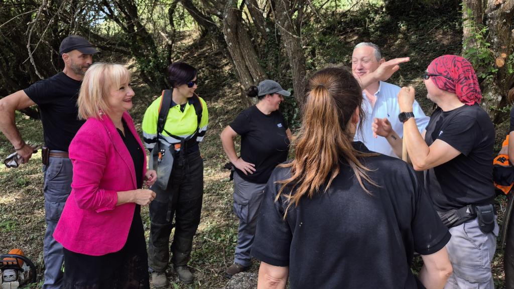 Visita de la consejera de Industria, Comercio y Empleo, Leticia García, al programa mixto de empleo en la localidad zamorana de Alcañices