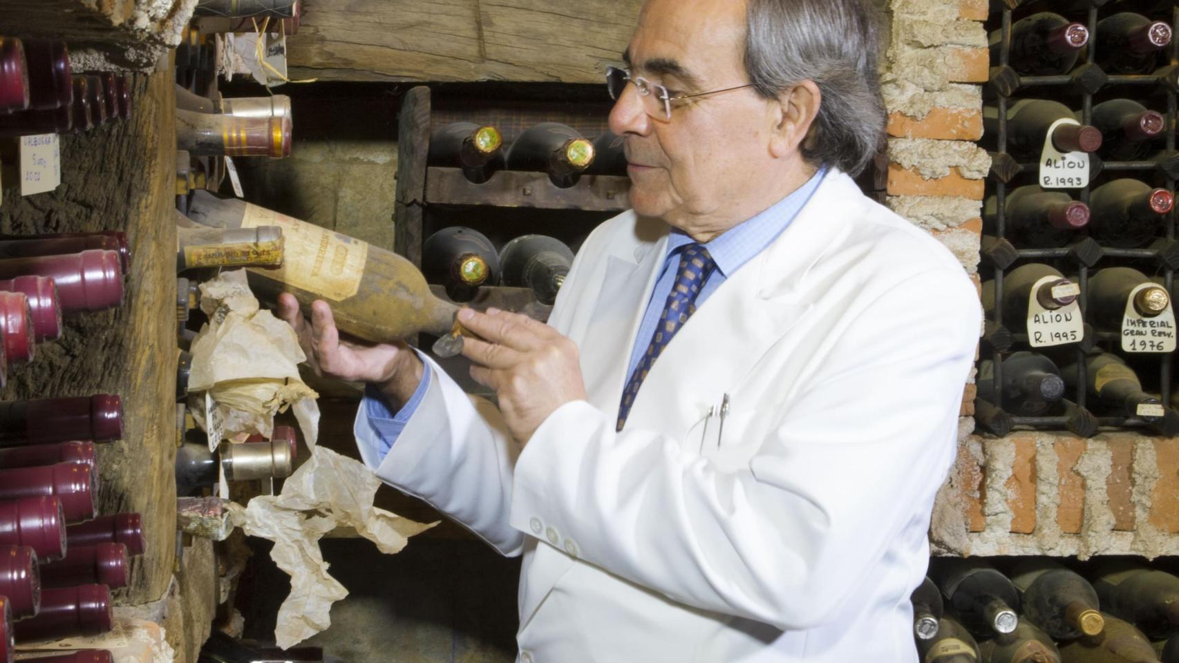 Pedro Guiñales en su bodega de vinos históricos en Casa Pedro.