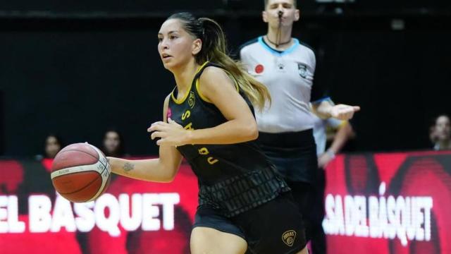 Wanda López, durante un partid con Obras Basket.