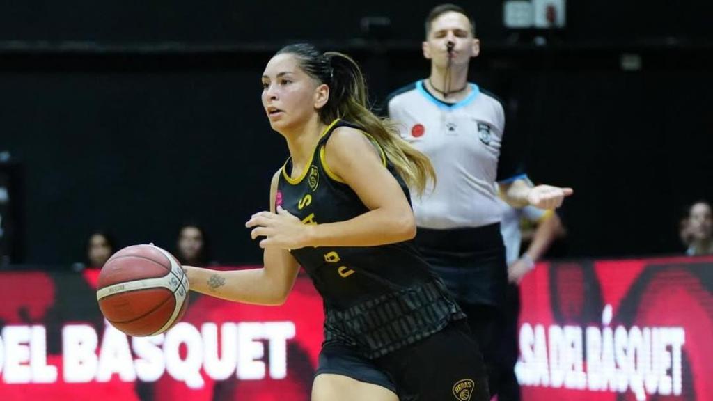 Wanda López, durante un partid con Obras Basket.
