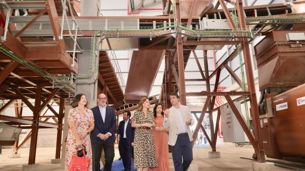 La alcaldesa de Zaragoza, Natalia Chueca, durante su visita a la planta.