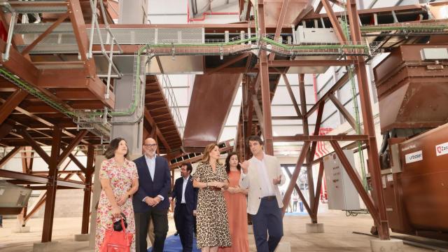 La alcaldesa de Zaragoza, Natalia Chueca, durante su visita a la planta.