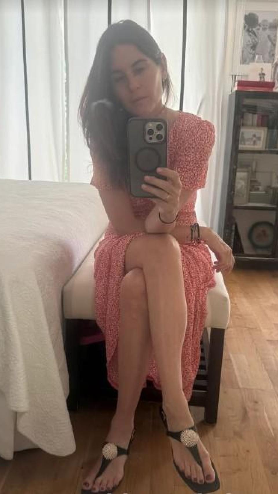 Lourdes Montes, posando en el espejo de casa junto a sus sandalias.